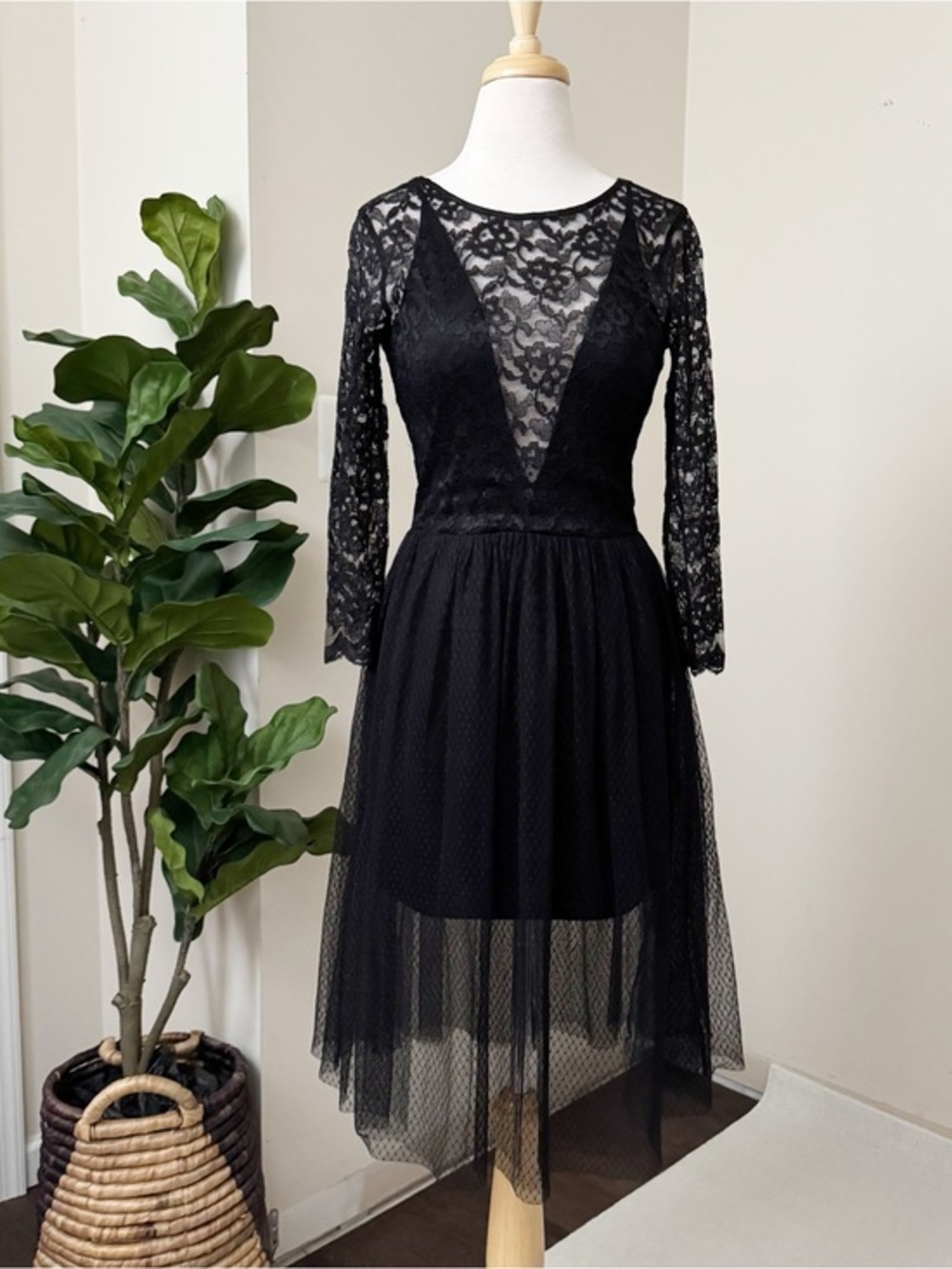 Express Black Lace Long-Sleeve V-Neck Midi Dress